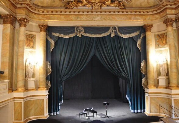 Scène de théâtre classique avec rideau de velours bleu-vert, colonnes dorées et décor baroque - Agrandir l'image, fenêtre modale