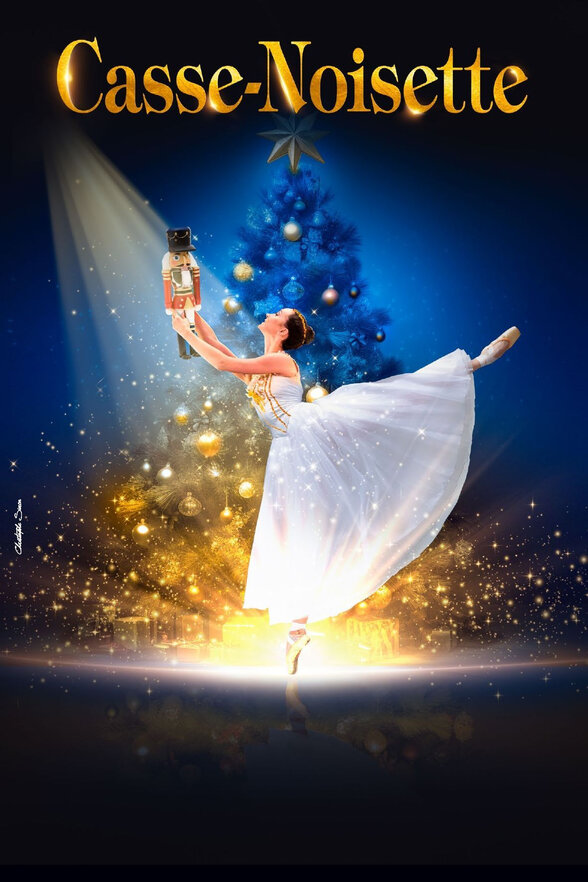 Affiche du spectacle : ballerine en tutu blanc sur pointes tenant un casse-noisette, décor de Noël féerique doré et bleu - Agrandir l'image, fenêtre modale
