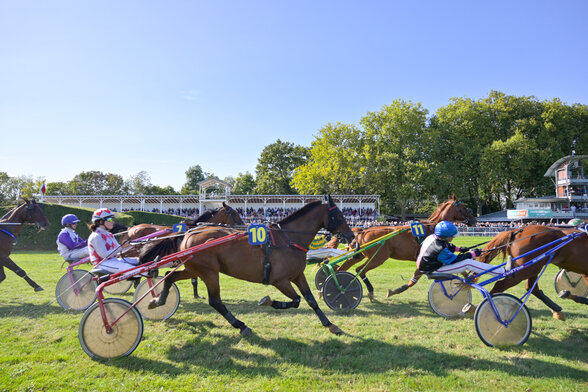 Réunion de trot sur la piste de l'hippodrome - Agrandir l'image, fenêtre modale