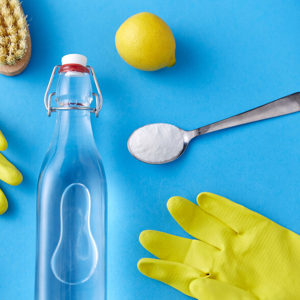 Gants de ménage jaunes, bouteille en verre, citron coupé, brosse en bois et cuillère de bicarbonate - Agrandir l'image, fenêtre modale
