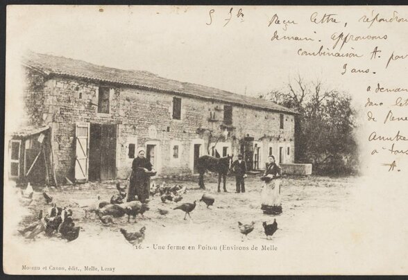 Carte postale ancienne d'une ferme en Poitou près de Melle, avec fermiers, cheval et poules dans la cour
